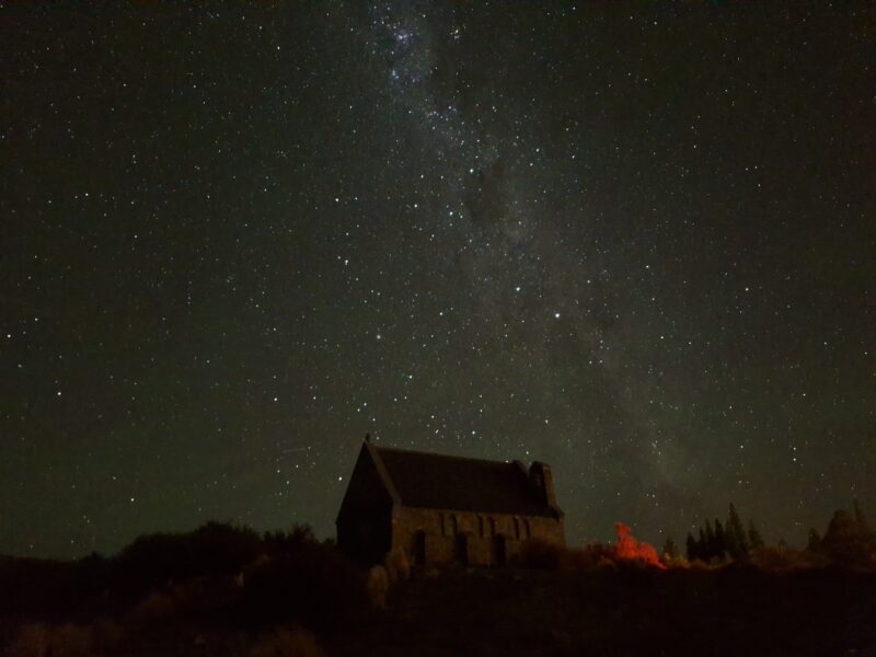 テカポの良き羊飼いの教会と天の川の中の南十字星。Galaxy A54で撮影
