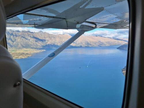 セスナ機がワカティプ湖の上空を飛び始めたら右手前方にリマーカブル山脈、左手前方にクイーンズタウンの街並みが見え始めます。