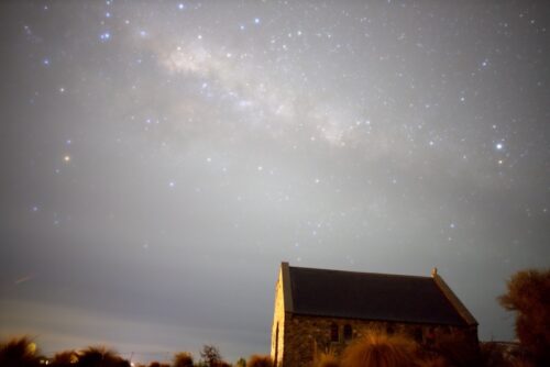 25年9月19日、新月の3日前PM23:28　曇りの夜天の川の中心が良き羊飼いの教会の西の夜空に横たわっている