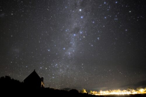 2026年7月18日PM23:44テカポで南十字星が良き羊飼いの教会の南の夜空に横たわる