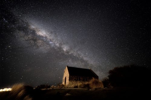 26年9月13日新月の日の2日後の夜PM23:00  天の川の中心が良き羊飼いの教会の西の夜空に横たわっている