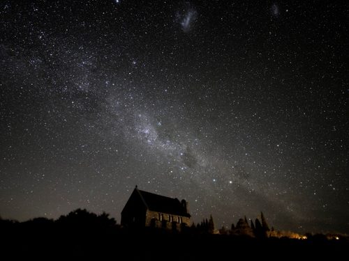 2026年9月14日AM05:05テカポで南十字星が良き羊飼いの教会の南東の夜空に教会の屋根に突き刺さるように見られます。