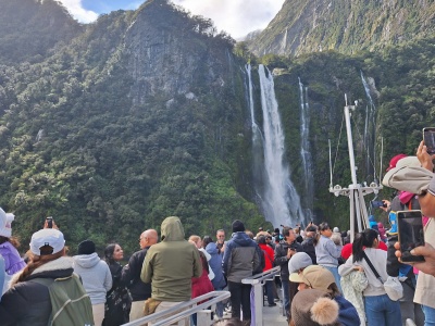 2024年10月9日ミルフォードサウンド遊覧クルーズ船上の人の服装