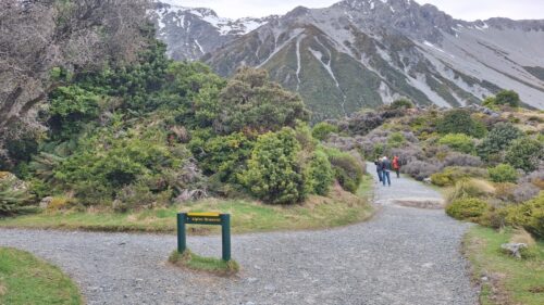 慰霊碑（Alpine Memorial)への道しるべ