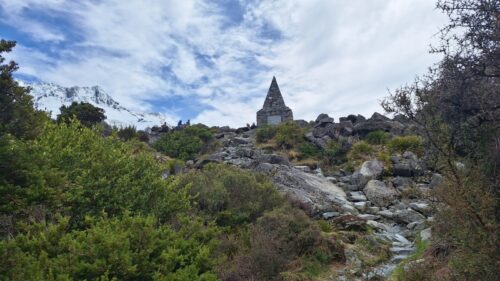 慰霊碑（Alpine Memorial)への岩場の登り