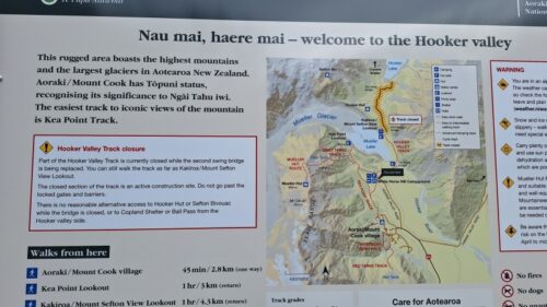 キャンプ場の駐車場を出発したら出てくるフッカーバレートラック閉鎖の案内看板