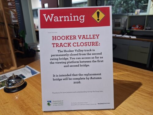 マウントクックのDOCビジターセンターに出されていたフッカーバレートラック閉鎖案内