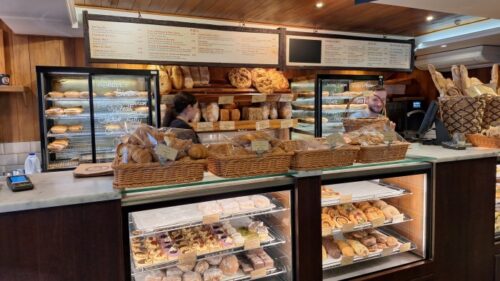 ファーグベイカー店内レジは前2か所ある。