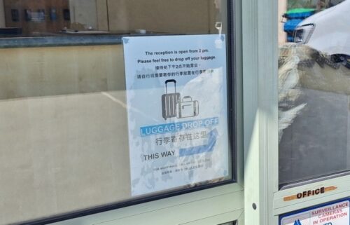 レイクテカポビレッジモーテルの荷物預かりの部屋の場所を示すフロントの扉に張られている案内