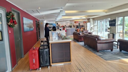 ペッパーズブルーウォーターリゾートのフロント脇にすでにチェックアウトした人のスーツケースが預かられている