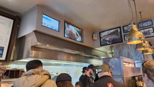 ファーグバーガー店内の注文品の出来上がり番号が表示されるモニター