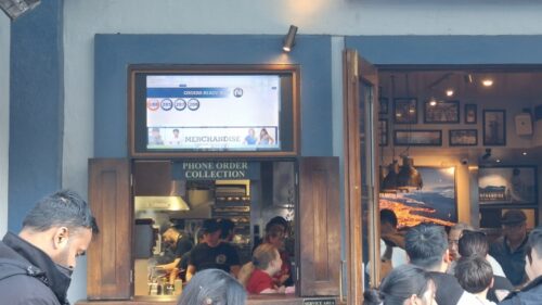 ファーグバーガー店頭の注文品の出来上がり番号が表示されるモニター