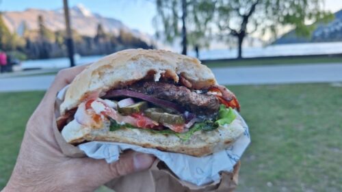 ファーグバーガーのFerg Deluxe をクイーンズタウンの湖岸で食べる