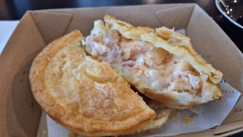 マウントクックのハーミテージホテルのカフェで食べられるFairlie Bakehouse のベーコン&サーモンパイ