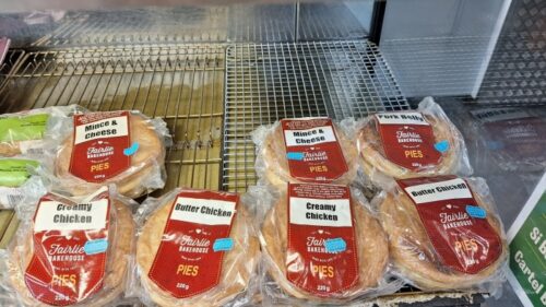 テカポのFour Square スーパーマーケットで保温ショーケースに入れられて売られているFairlie Bakehouse のミートパイ