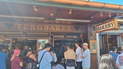 店頭まで行列が出来ているクイーンズタウンのFergbaker ベイカリー