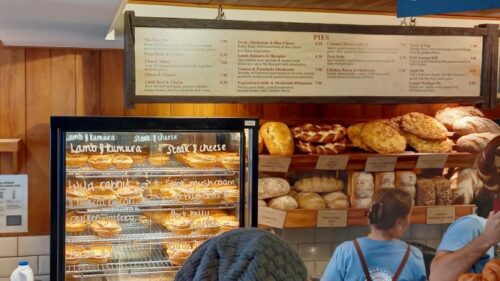 Fergbakerの店内、レジの後ろの保温ケースの中に入れられているグルメミートパイ