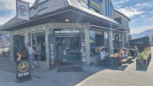 テカポのThe Greedy Cow カフェの前に出されているSanga's Pies のバナー