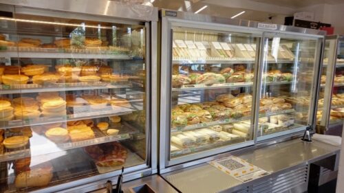 The Doughbin Bakeryの店内のKai Pai のミートパイが入れられている保温ショーケース
