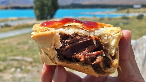 The Greedy Cowカフェからテイクアウトしてテカポ湖畔で食べるSanga's Pie のHoley Smoke (ステーキ&チーズ)パイ