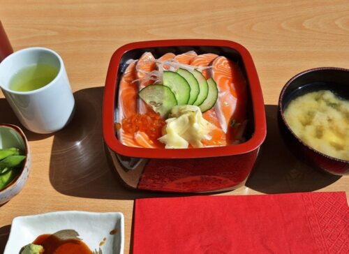 テカポの湖畔レストランのサーモン丼