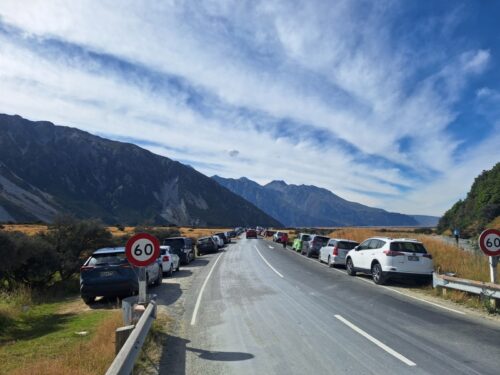 マウントクックホワイトホースヒル駐車場手前のHooker Valley Road の路肩に駐車されている車