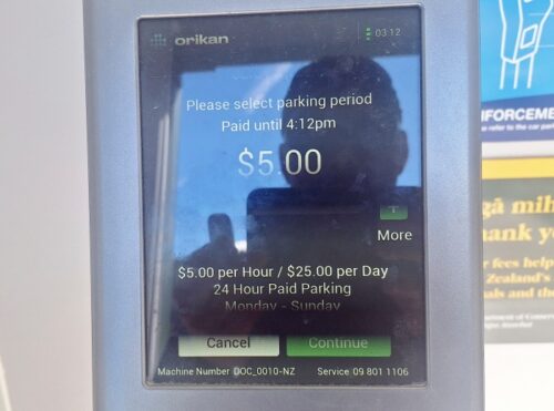 ナンバープレート入力後の駐車時間確認、変更画面（03:12に入力で4:12PMまでなら$5.00 という表示。この時間からMoreタッチで変更できる） 