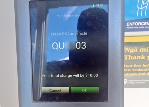駐車車両ナンバープレート、駐車時間、料金確認画面。OKならクレジットカードでの支払い画面に進む。