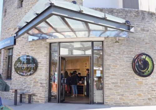 クイーンズタウンのRees Streetにあるパタゴニア アイスクリームリー＆チョコレートリー
