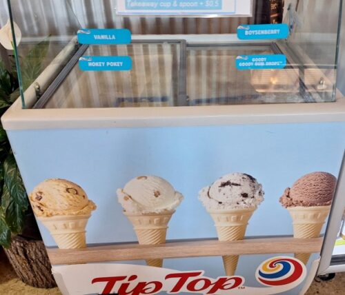 TipTopのアイスクリーム、スクープ販売用冷凍ショーケース