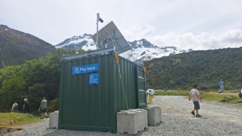 マウントクックホワイトホースヒル駐車場のキャンプ場駐車代金支払いステーション