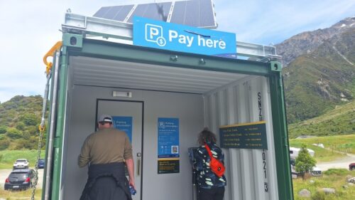 マウントクックホワイトホースヒル駐車場のキャンプ場駐車代金支払いステーション