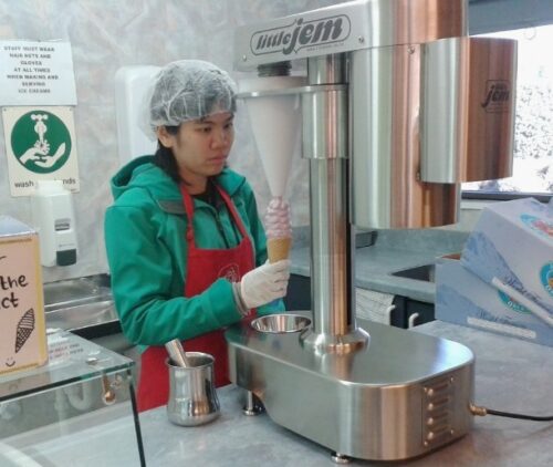 リアルフルーツアイスクリーム・マシーンからソフトクリーム状に出てくる