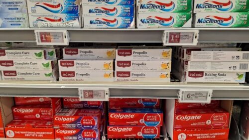 パッキンセイブ・スーパーマーケットのプロポリス入り歯磨き粉陳列棚