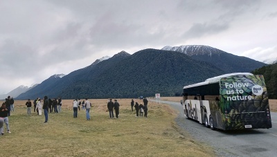 リアルNZ社のミルフォードサウンド観光バスツアーのコーチ、エグリントンバレーにて