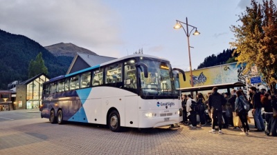 グレイトサイツのミルフォードサウンドツアーバス、Athol Streetバスストップにて