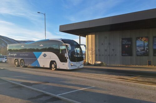 テカポのダーク・スカイ・プロジェクト前で停車しているグレイトサイツのバス