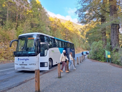 グレイトサイツ社のミルフォードサウンド観光バスツアーのコーチ、ミラーレイクにて