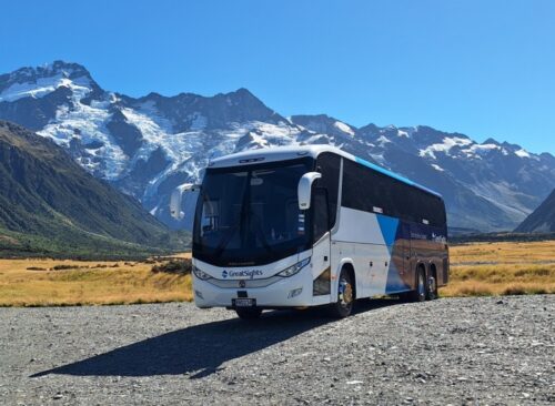マウントクックの駐車場で待機するグレイトサイツのバス