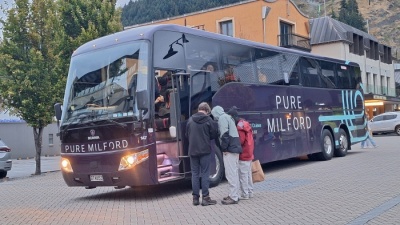 ピュアミルフォードのバス、Athol Streetバスストップにて