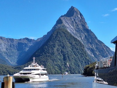 ピュア・ミルフォード社のミルフォードサウンド遊覧クルーズで乗船するThe Gem of Milford