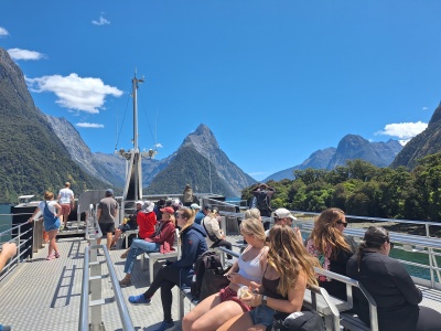 リアルNZの遊覧クルーズ展望デッキからマイターピーク