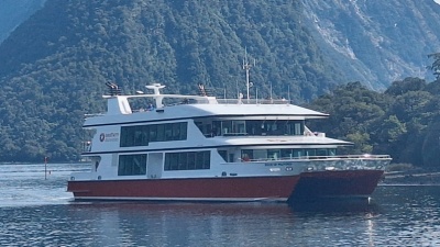 サザンディスカバリーのミルフォードサウンドでのクルーズ船、Pride of Milford