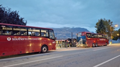 サザンディスカバリーのミルフォードサウンドツアーバス、Queenstown Visitor Centerにて