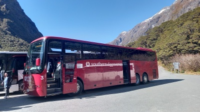 サザンディスカバリー社のミルフォードサウンド観光バスツアーのコーチ、モンキークリークにて