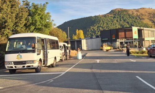 テカポのフォースクエア・スーパーマーケット駐車場で待機するテカポシャトルのバス