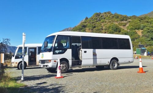 マウントクックのフッカーバレートラック駐車場で待機するテカポシャトルのバス。