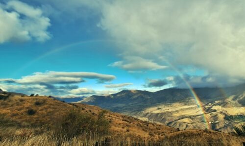 クラウンレンジの峠道で大きな虹を、しかも2重に架かるの虹を見下ろせた