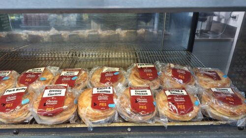ミートパイ。Fairlie Bakehouse のミートパイも売っている