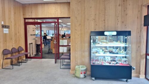 夕食の時間帯は非常に込み合う。予約していなければPM17:30オープン時間に行っても待つことになることが多い。玄関口のイスはテイクアウトを注文した人用の待機席